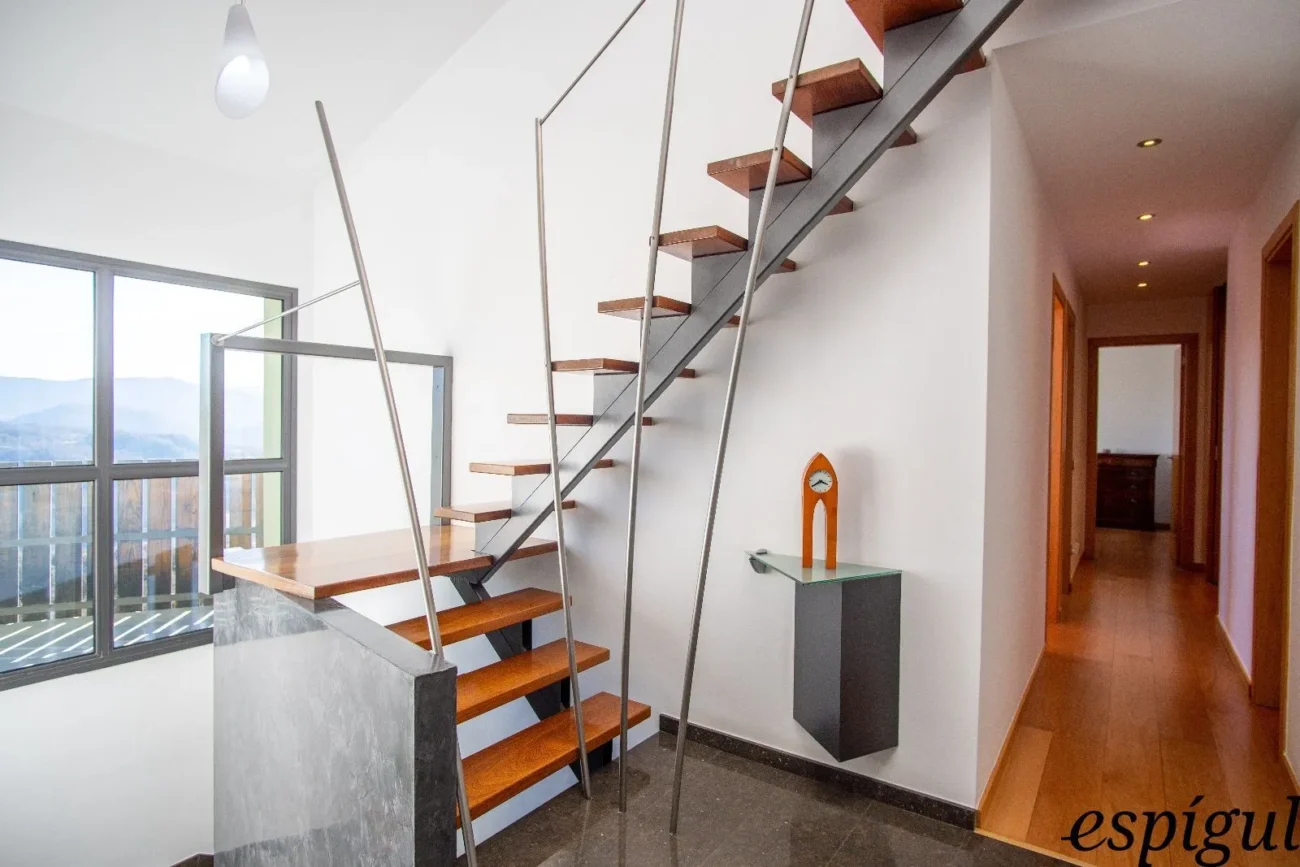 Casa moderna  de 375 m2 con vistas a Olot de 4 habitaciones y 2500m2 de parcela