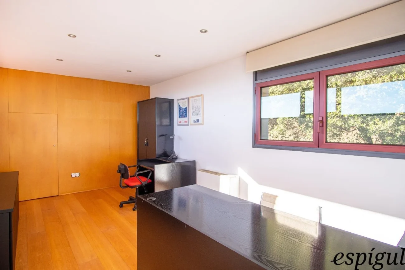 Casa moderna  de 375 m2 con vistas a Olot de 4 habitaciones y 2500m2 de parcela