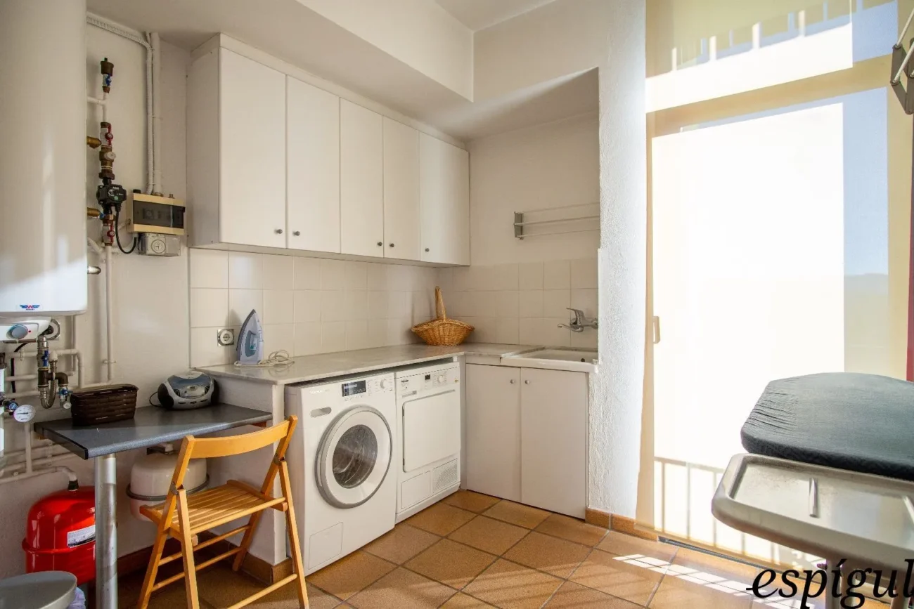 Casa moderna  de 375 m2 con vistas a Olot de 4 habitaciones y 2500m2 de parcela