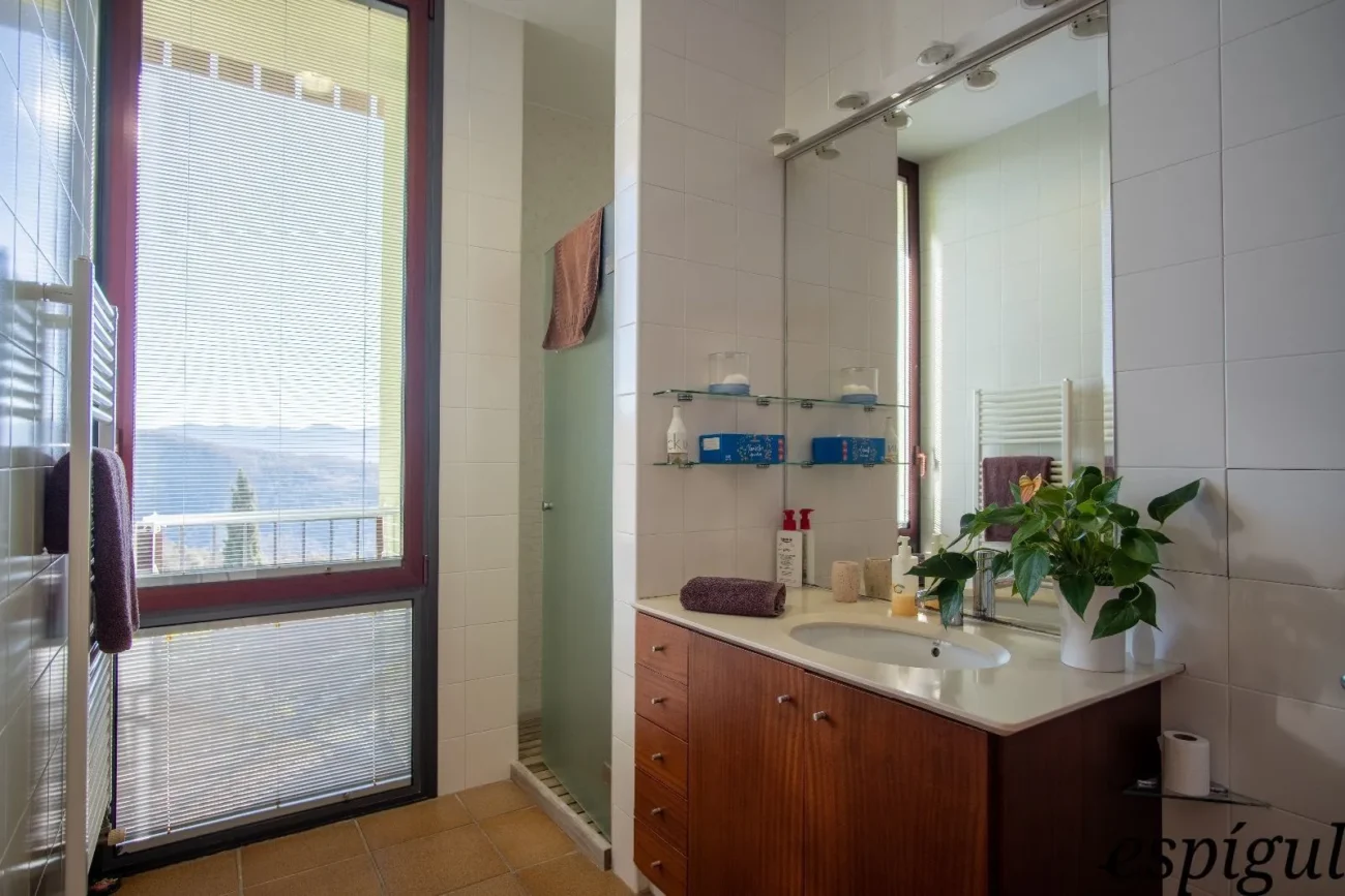 Casa moderna  de 375 m2 con vistas a Olot de 4 habitaciones y 2500m2 de parcela
