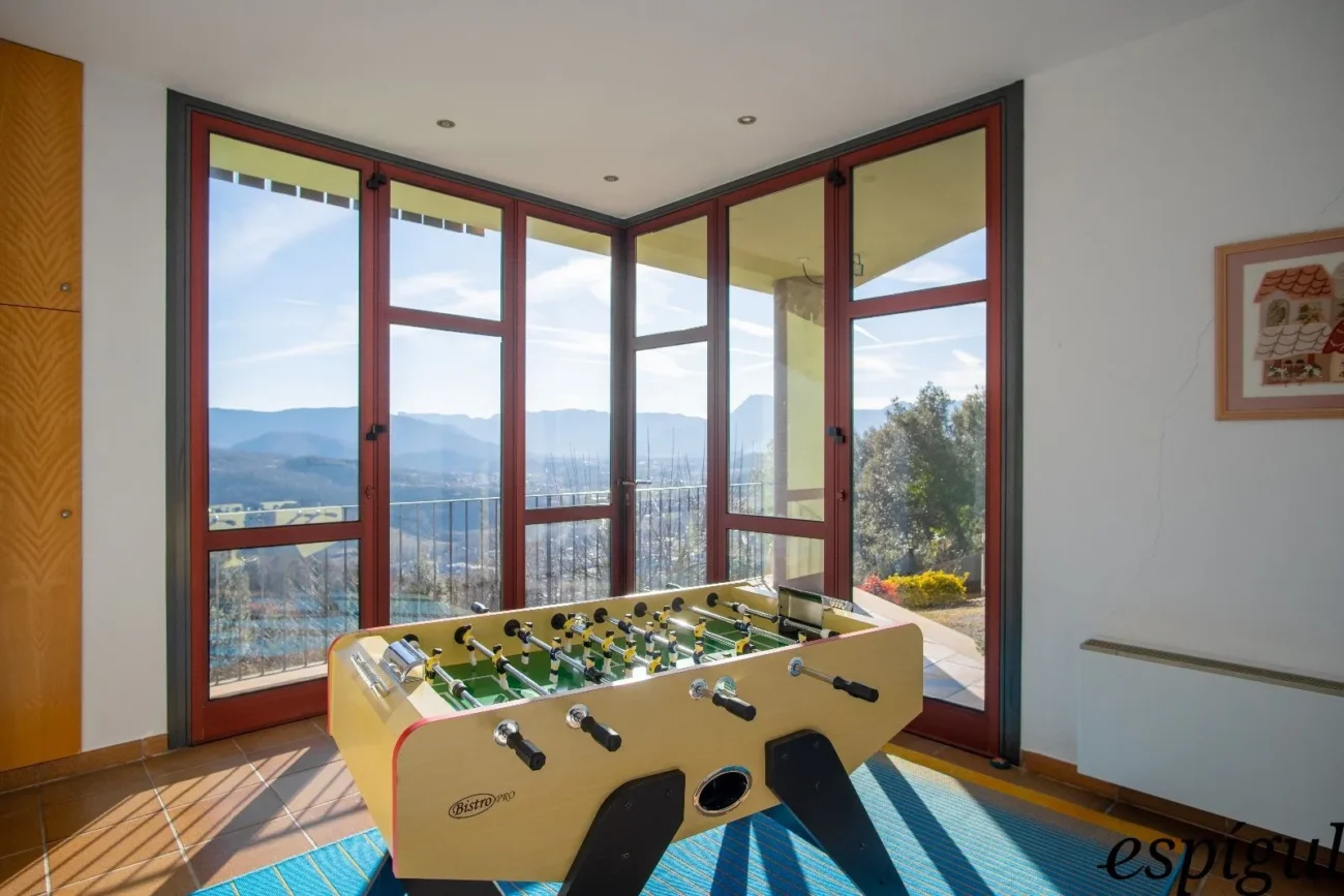 Casa moderna  de 375 m2 con vistas a Olot de 4 habitaciones y 2500m2 de parcela