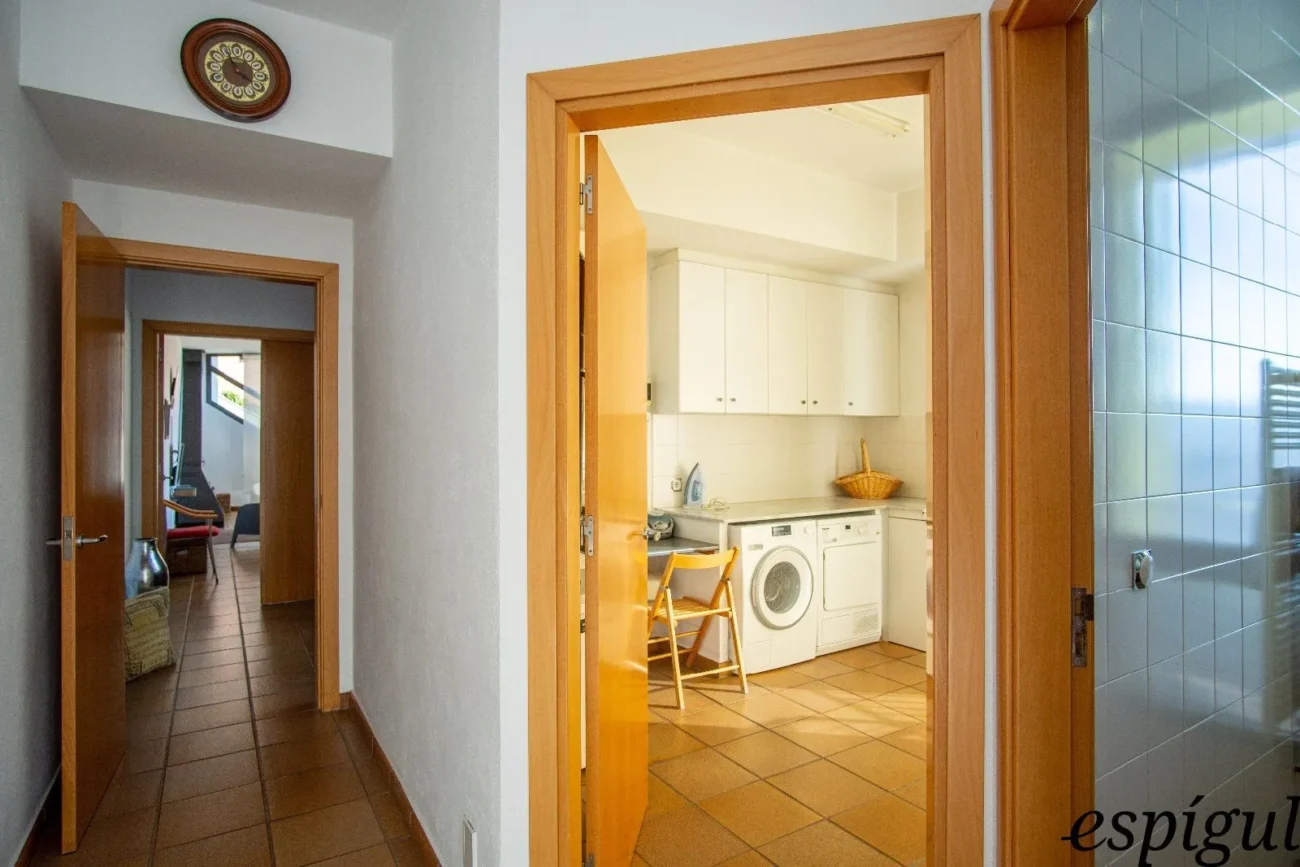 Casa moderna  de 375 m2 con vistas a Olot de 4 habitaciones y 2500m2 de parcela
