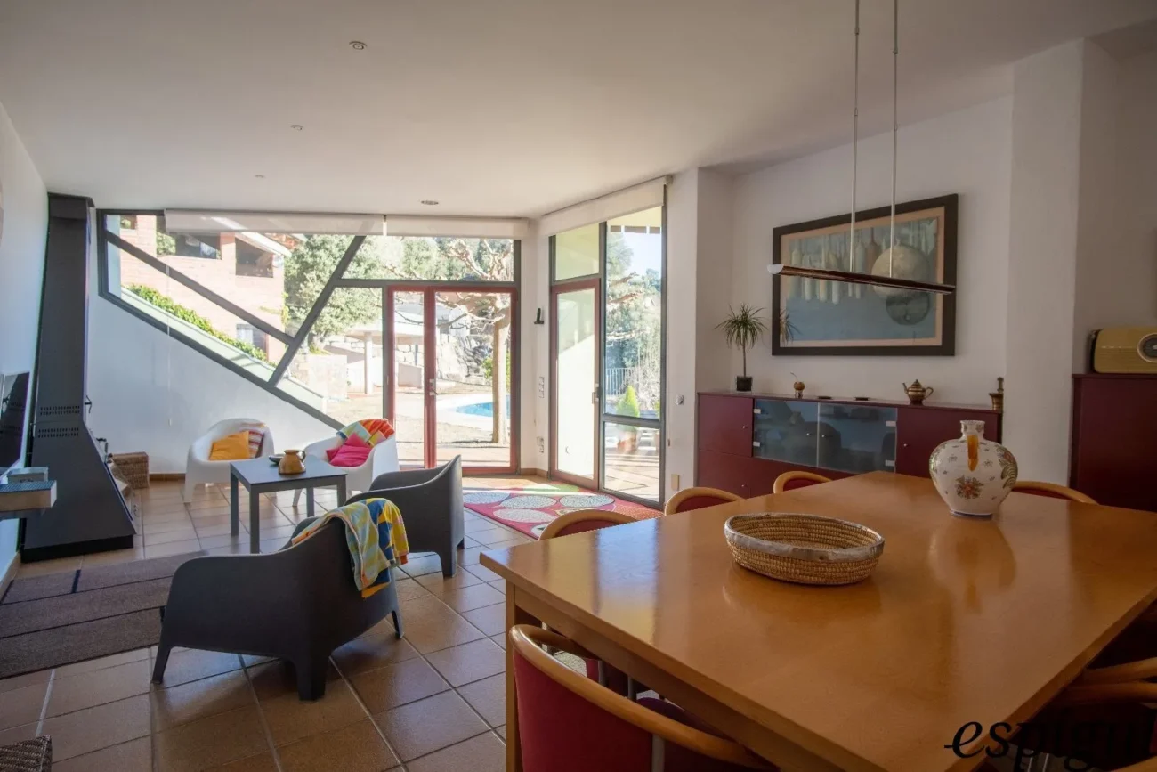 Casa moderna  de 375 m2 con vistas a Olot de 4 habitaciones y 2500m2 de parcela