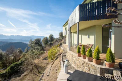 Casa moderna  de 375 m2 con vistas a Olot de 4 habitaciones y 2500m2 de parcela