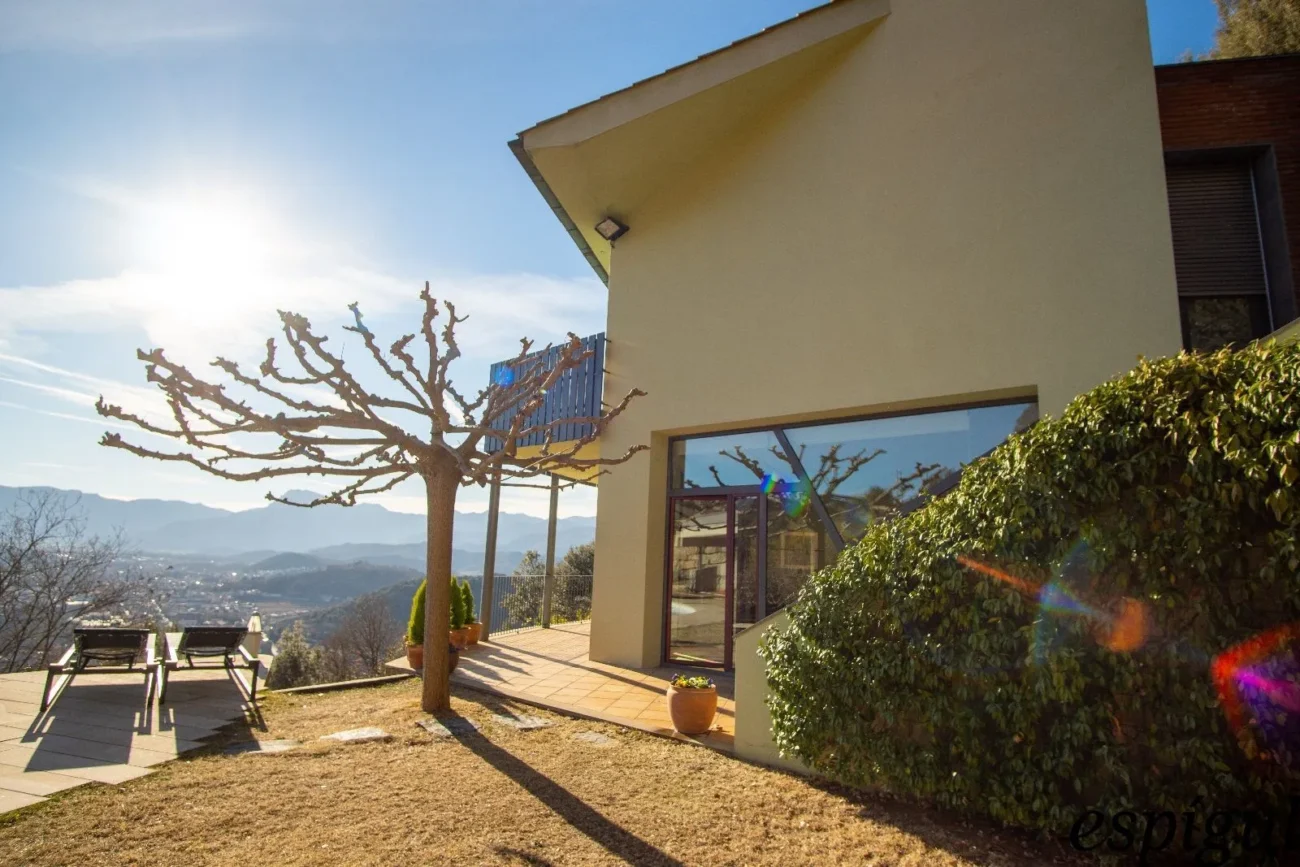 Casa moderna  de 375 m2 con vistas a Olot de 4 habitaciones y 2500m2 de parcela