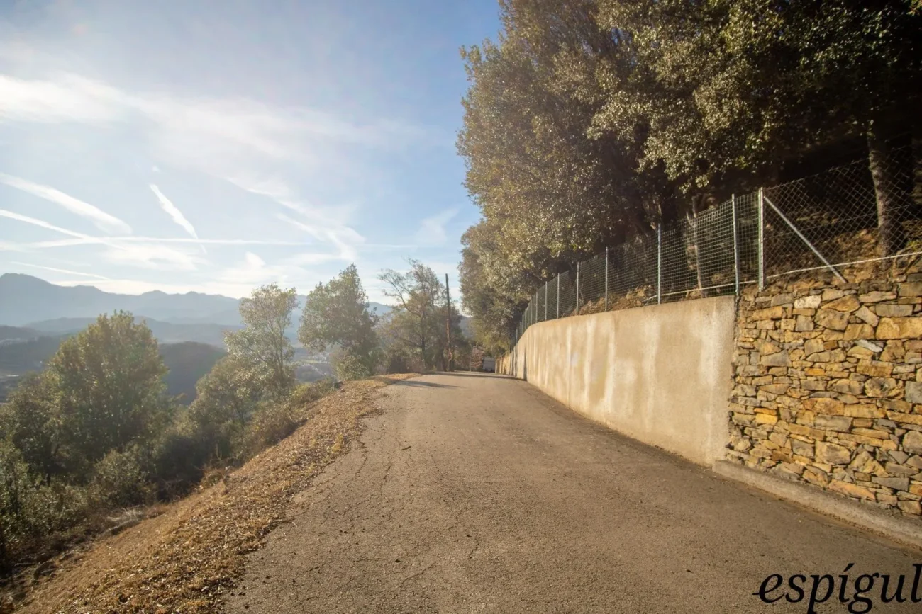 Casa moderna  de 375 m2 con vistas a Olot de 4 habitaciones y 2500m2 de parcela