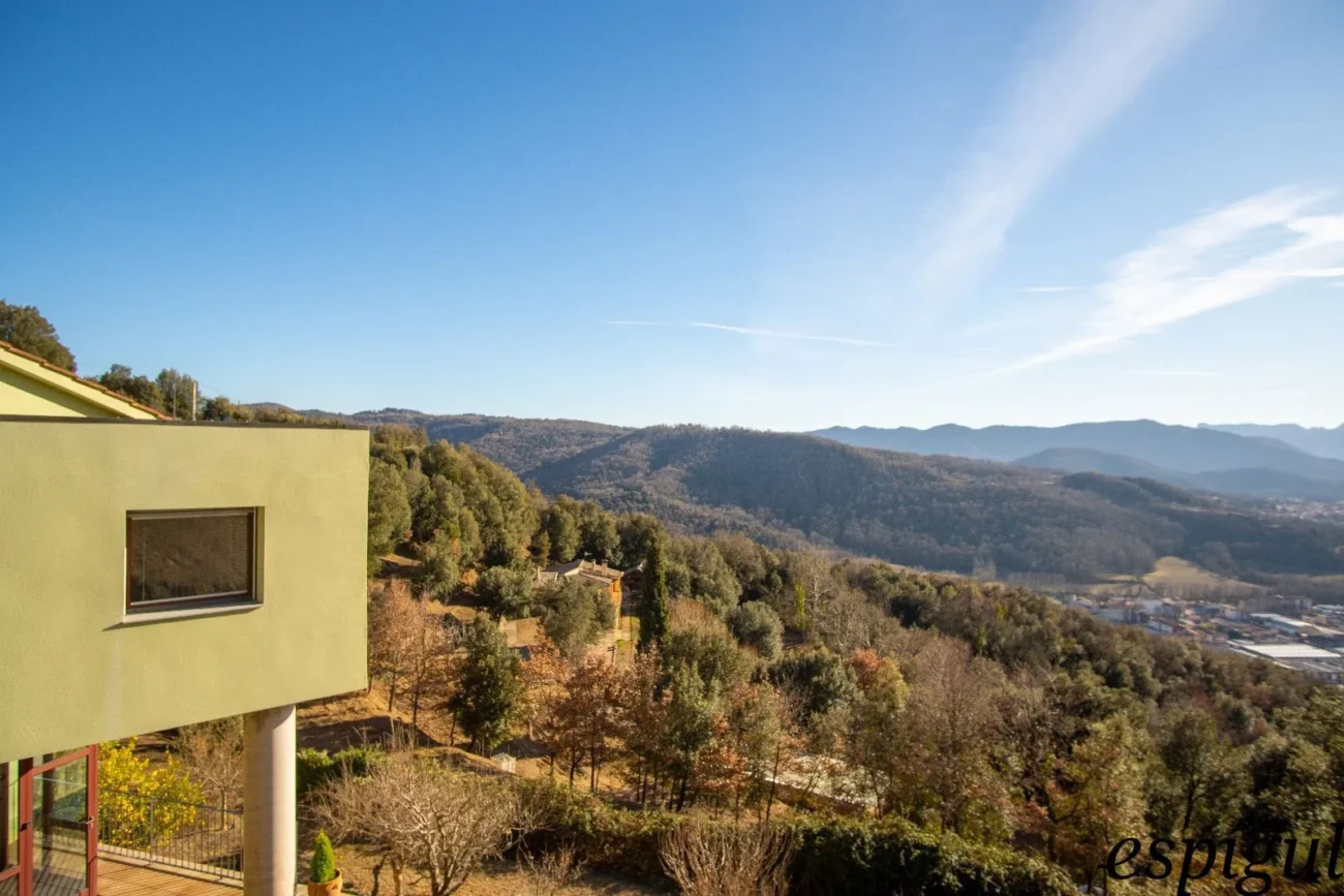 Casa moderna  de 375 m2 con vistas a Olot de 4 habitaciones y 2500m2 de parcela