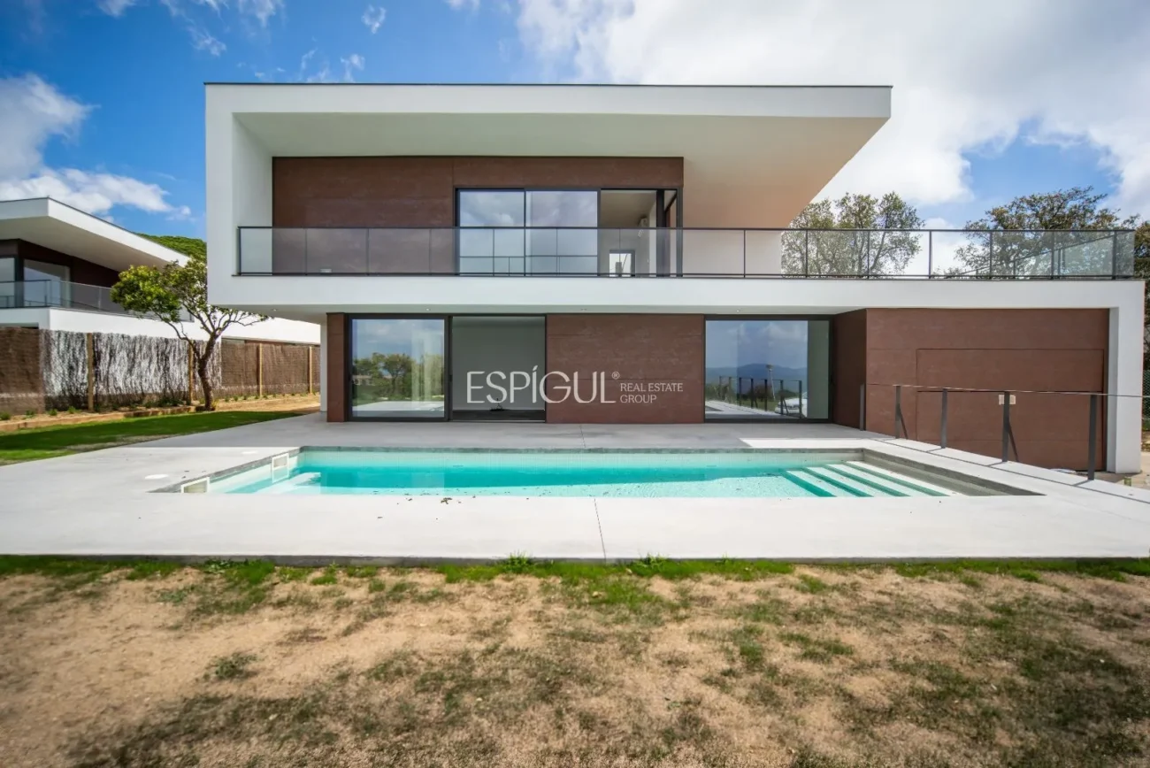 Эксклюзивное шале на поле для гольфа в Эль-Масноу