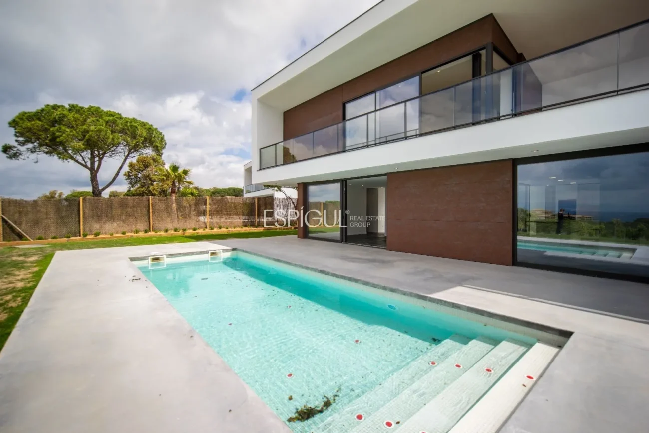 Эксклюзивное шале на поле для гольфа в Эль-Масноу