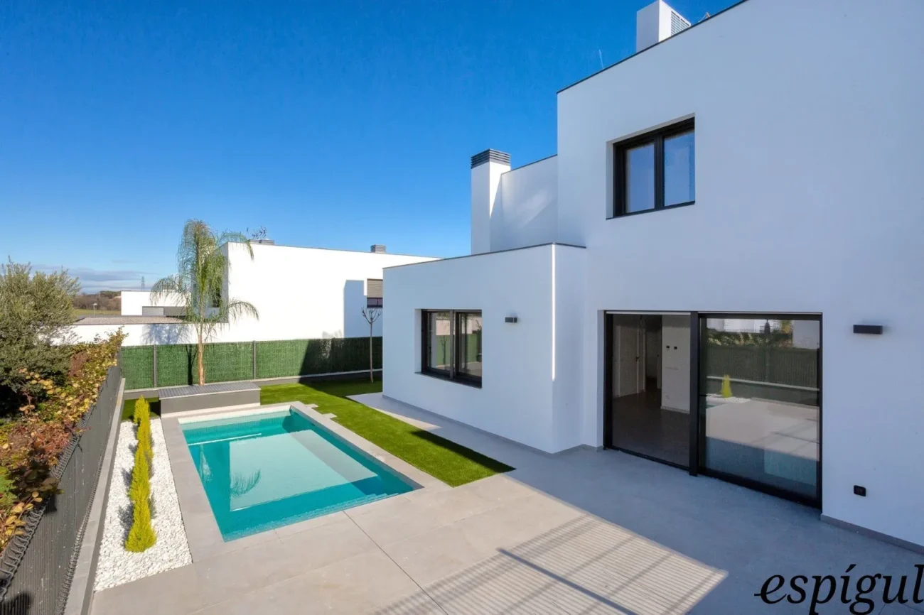 Terreny amb vistes al mar de 1.573m² a la urbanització de Treumal