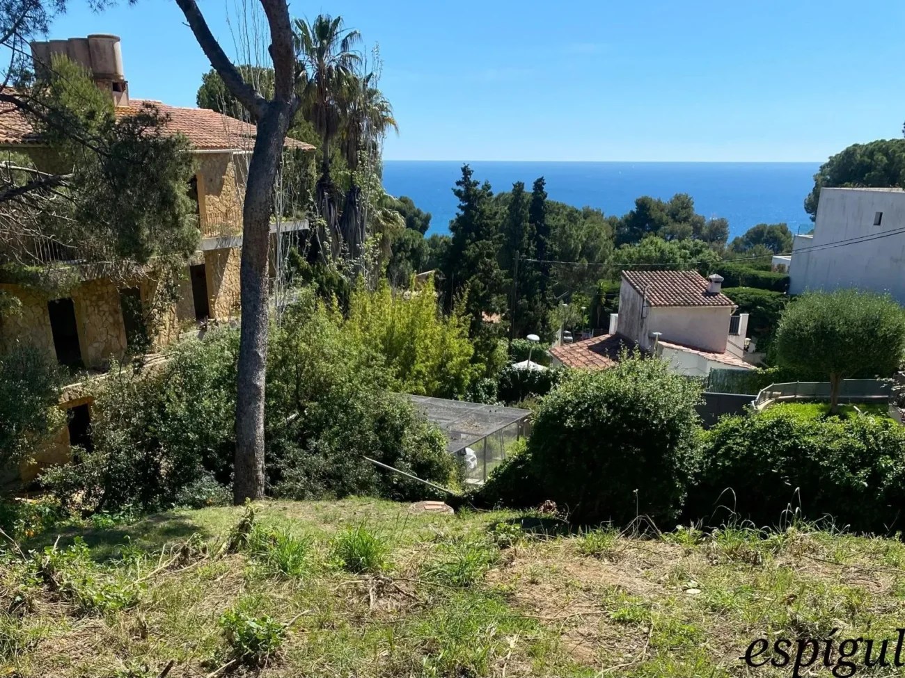 Terreny amb vistes al mar de 1.573m² a la urbanització de Treumal