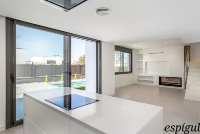 Terreny amb vistes al mar de 1.573m² a la urbanització de Treumal