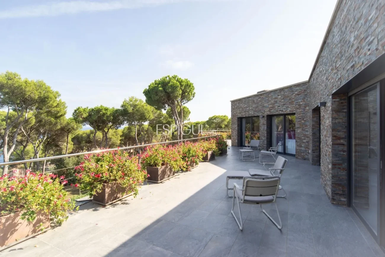 Vila de luxe a Calella de Palafrugell amb piscina infinita i vistes panoràmiques al mar