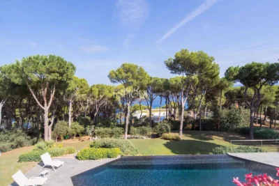 Vila de luxe a Calella de Palafrugell amb piscina infinita i vistes panoràmiques al mar