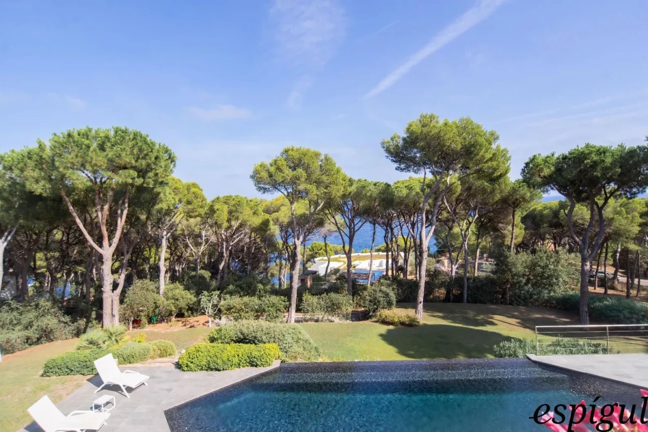 Vil·la de luxe a Calella de Palafrugell amb piscina infinita i vistes panoràmiques al mar