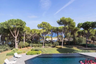 Vil·la de luxe a Calella de Palafrugell amb piscina infinita i vistes panoràmiques al mar