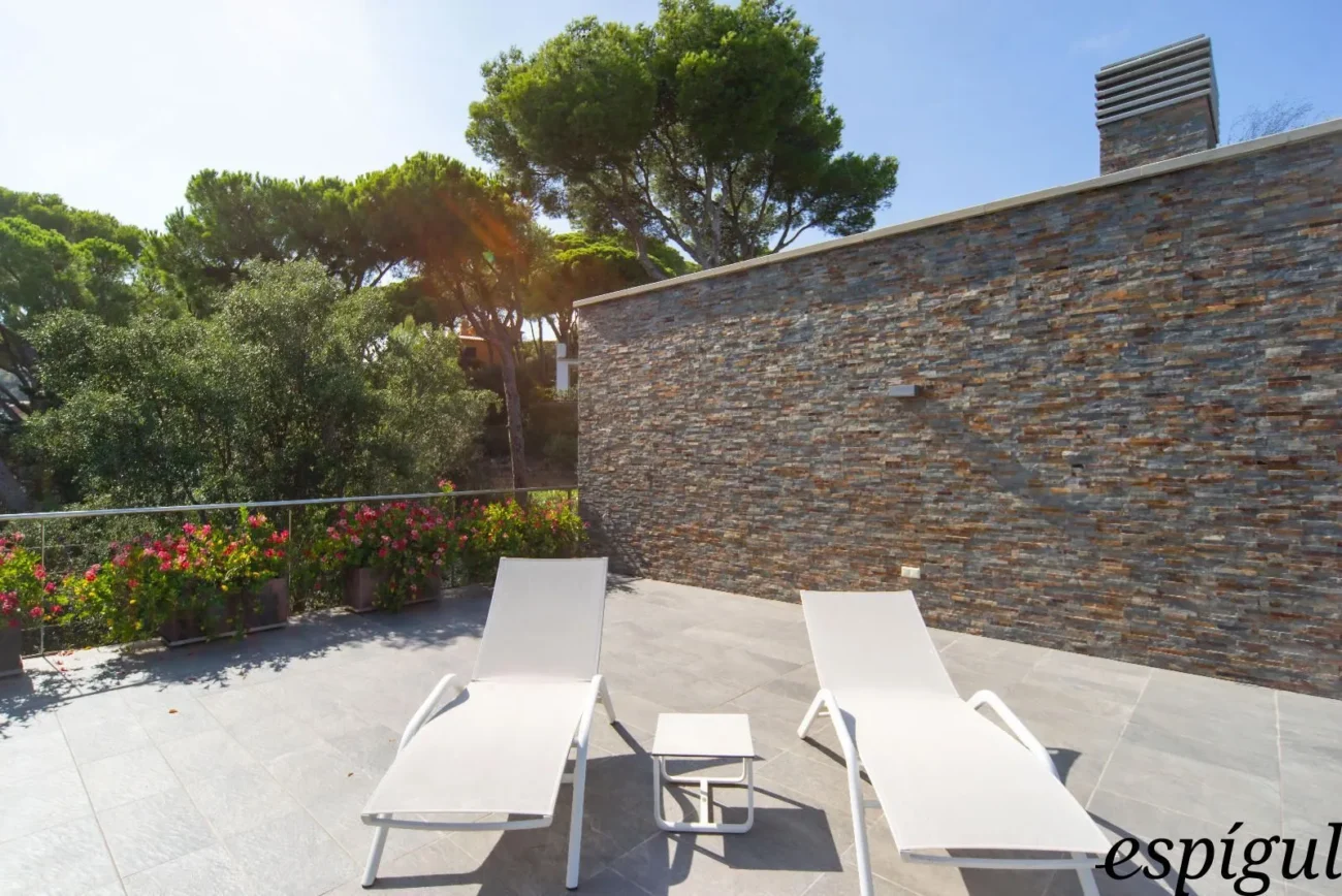 Vil·la de luxe a Calella de Palafrugell amb piscina infinita i vistes panoràmiques al mar