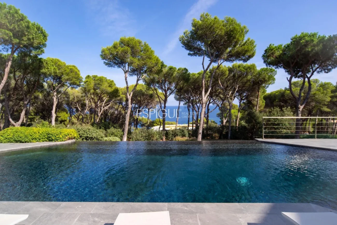 Villa de lujo en Calella de Palafrugell con piscina infinita y vistas panorámicas al mar