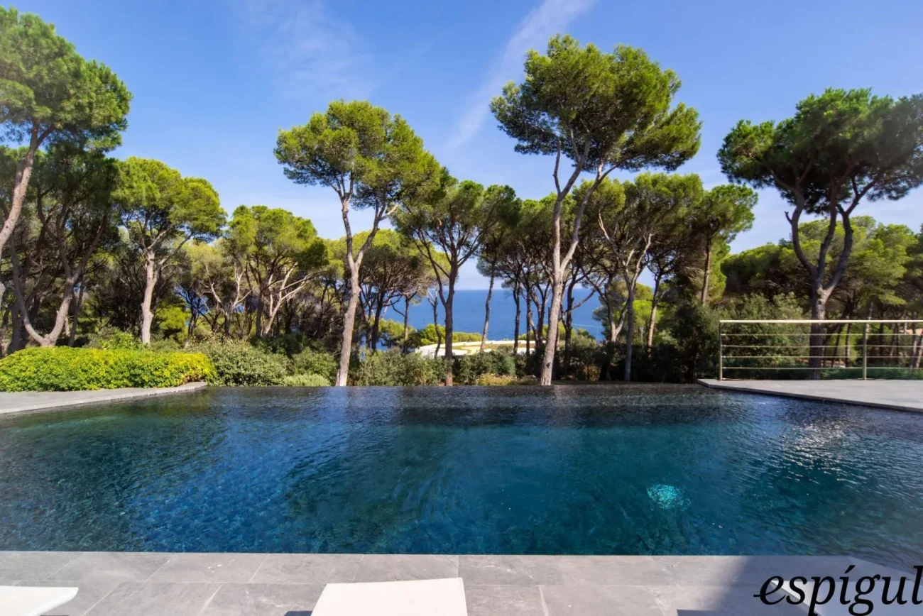 Vil·la de luxe a Calella de Palafrugell amb piscina infinita i vistes panoràmiques al mar