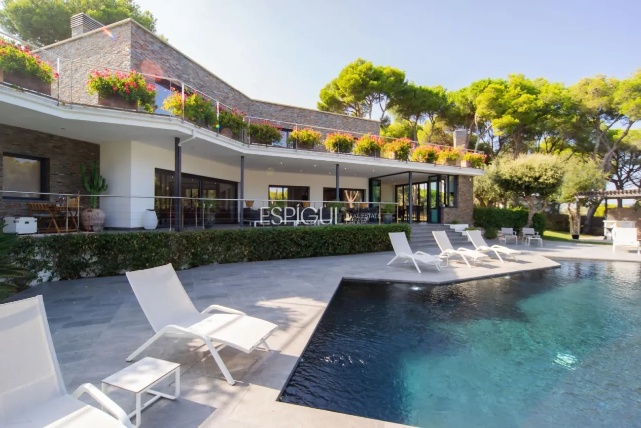 Villa de lujo en Calella de Palafrugell con piscina infinita y vistas panorámicas al mar