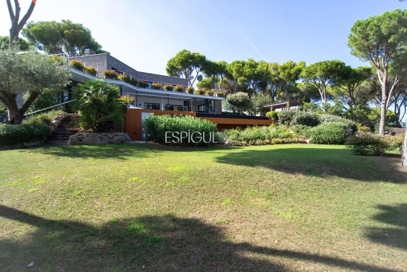 Vila de luxe a Calella de Palafrugell amb piscina infinita i vistes panoràmiques al mar