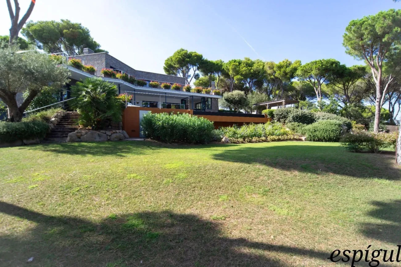 Vil·la de luxe a Calella de Palafrugell amb piscina infinita i vistes panoràmiques al mar