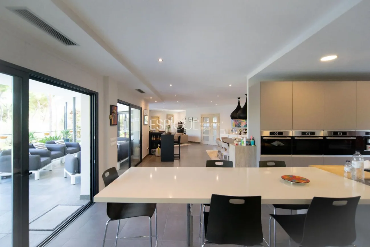 Vila de luxe a Calella de Palafrugell amb piscina infinita i vistes panoràmiques al mar