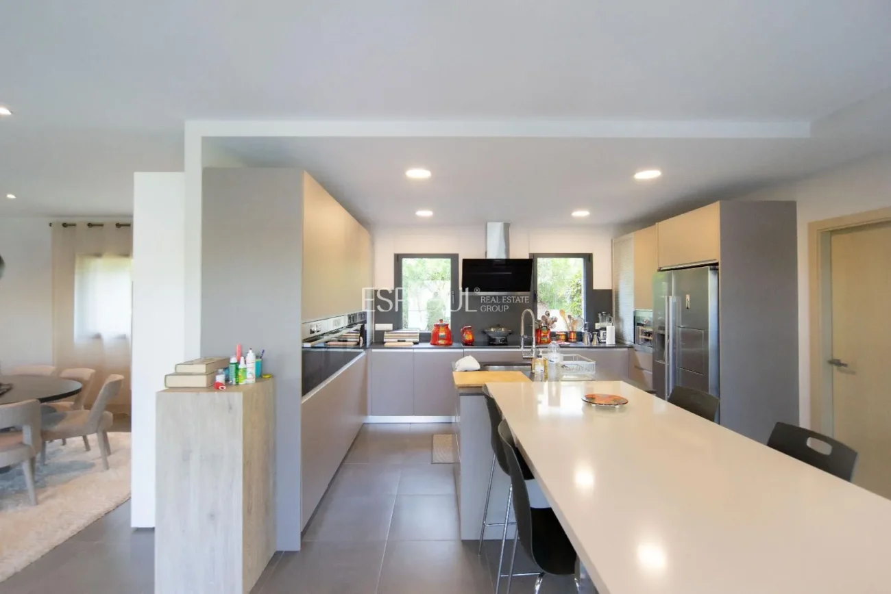 Vila de luxe a Calella de Palafrugell amb piscina infinita i vistes panoràmiques al mar