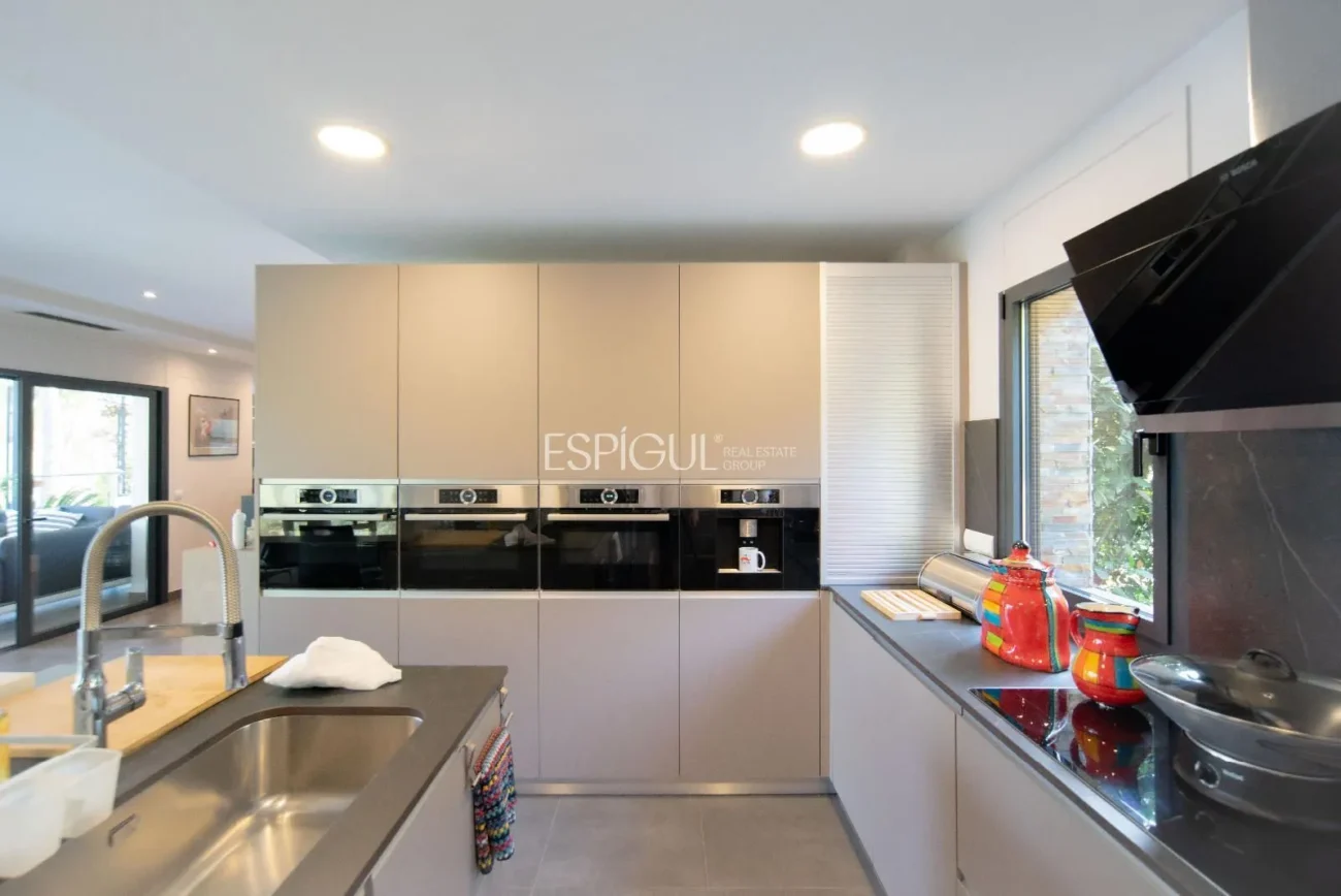 Vila de luxe a Calella de Palafrugell amb piscina infinita i vistes panoràmiques al mar