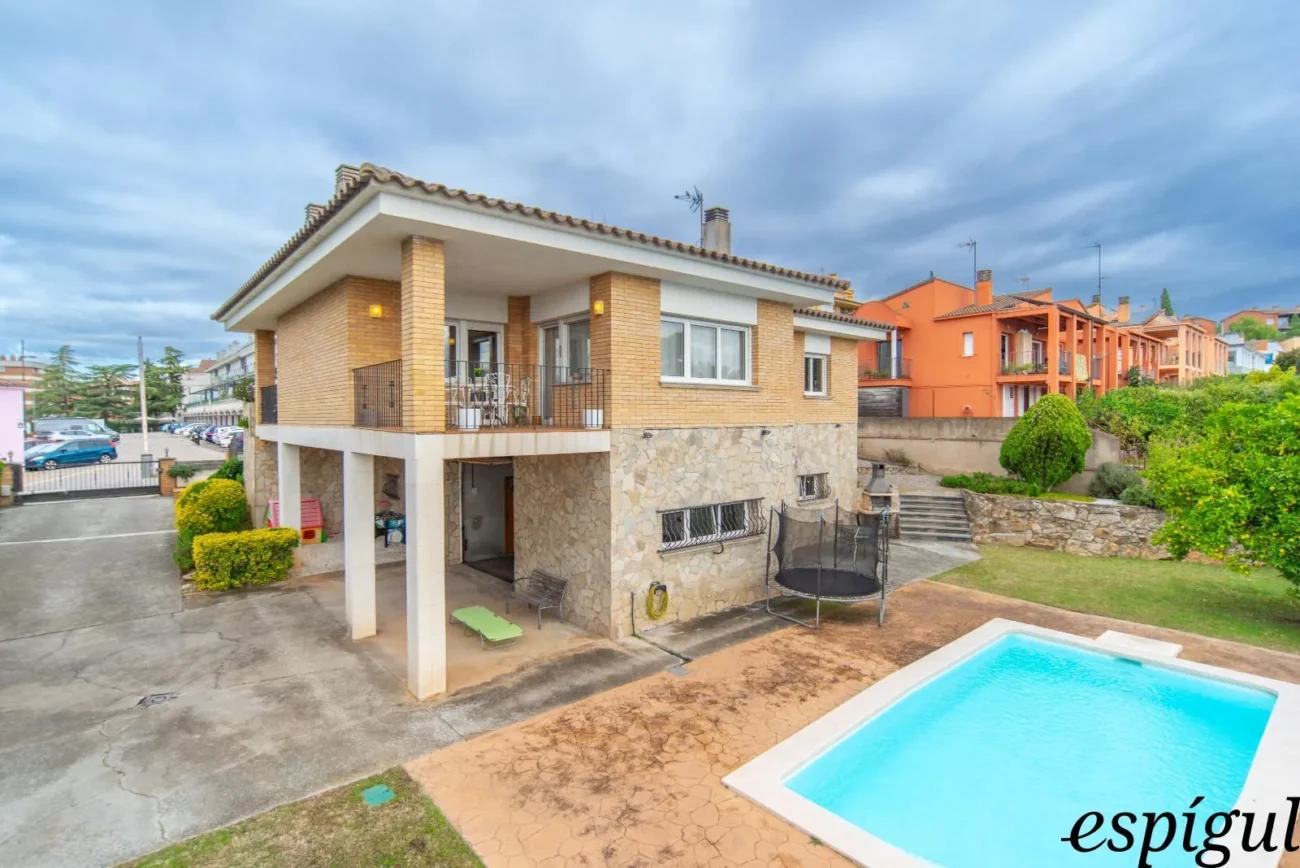 Casa de cuatro habitaciones, piscina y gran terreno en Montjuïc