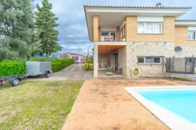 Casa de cuatro habitaciones, piscina y gran terreno en Montjuïc