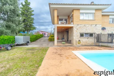 Maison de quatre chambres avec piscine et grand terrain à Montjuïc