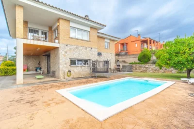 Casa de cuatro habitaciones, piscina y gran terreno en Montjuïc