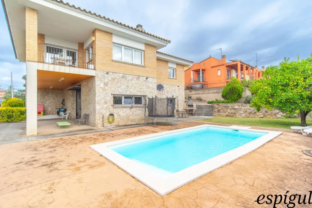 Casa de cuatro habitaciones, piscina y gran terreno en Montjuïc