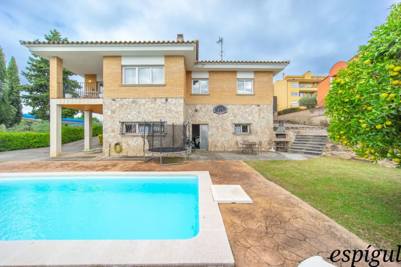 Maison de quatre chambres avec piscine et grand terrain à Montjuïc
