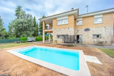 Casa de cuatro habitaciones, piscina y gran terreno en Montjuïc