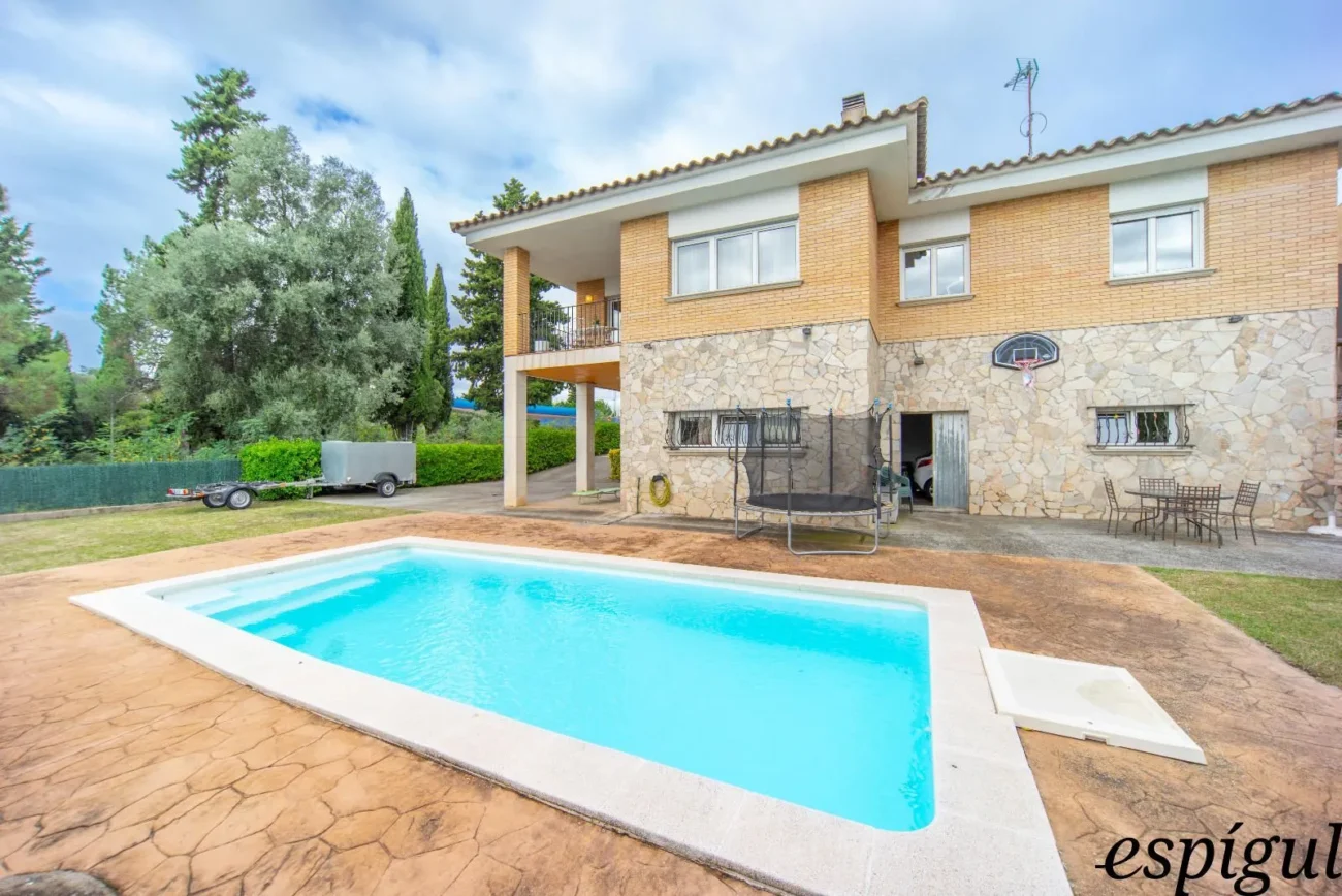 Maison de quatre chambres avec piscine et grand terrain à Montjuïc