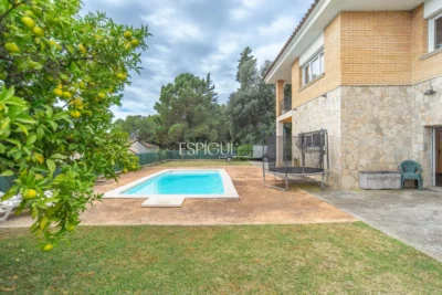 Casa de cuatro habitaciones, piscina y gran terreno en Montjuïc