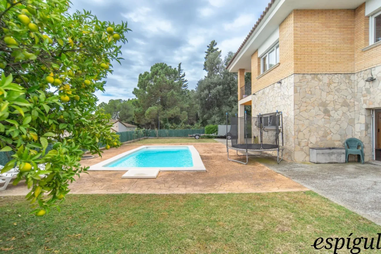 Maison de quatre chambres avec piscine et grand terrain à Montjuïc