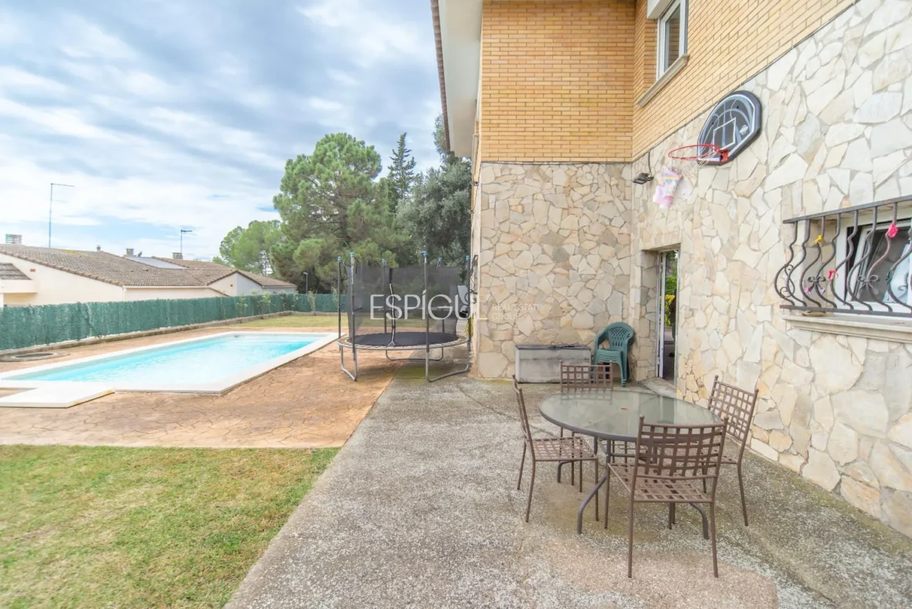 Casa de cuatro habitaciones, piscina y gran terreno en Montjuïc