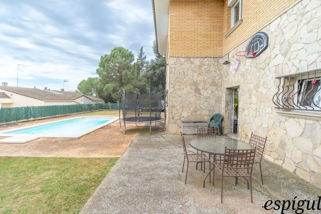 Maison de quatre chambres avec piscine et grand terrain à Montjuïc