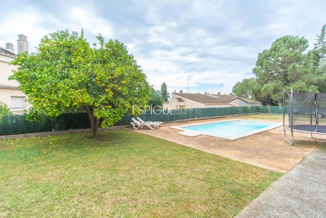 Casa de cuatro habitaciones, piscina y gran terreno en Montjuïc