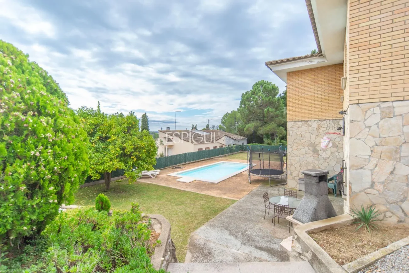 Casa de cuatro habitaciones, piscina y gran terreno en Montjuïc