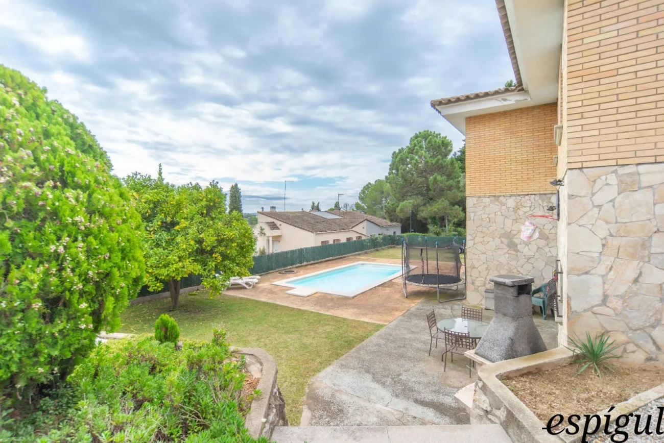 Maison de quatre chambres avec piscine et grand terrain à Montjuïc
