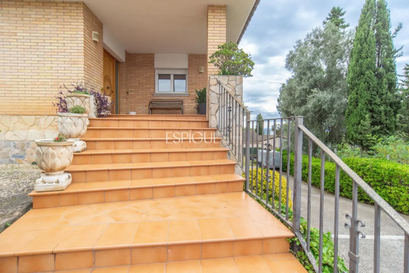 Casa de cuatro habitaciones, piscina y gran terreno en Montjuïc