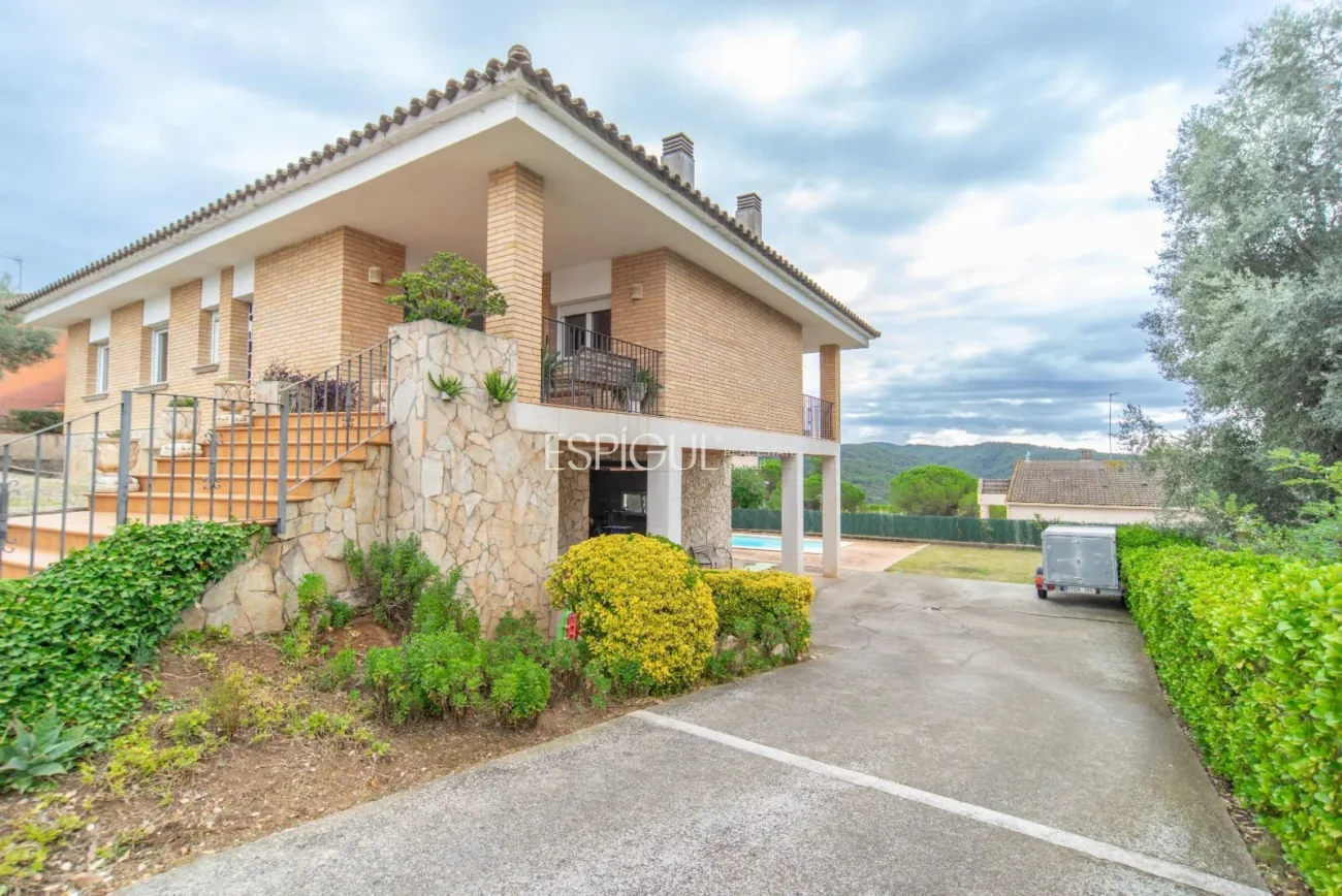 Casa de cuatro habitaciones, piscina y gran terreno en Montjuïc