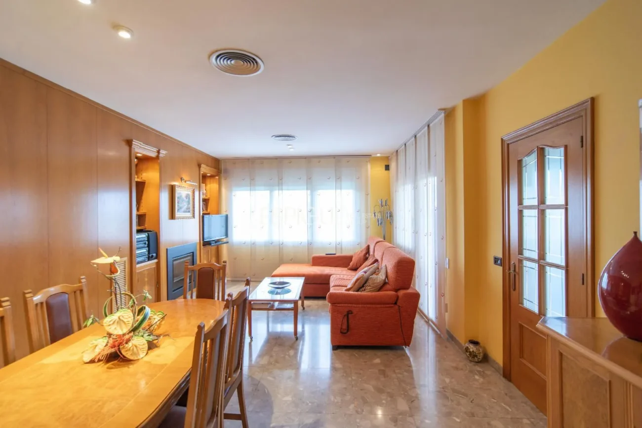 Casa de cuatro habitaciones, piscina y gran terreno en Montjuïc