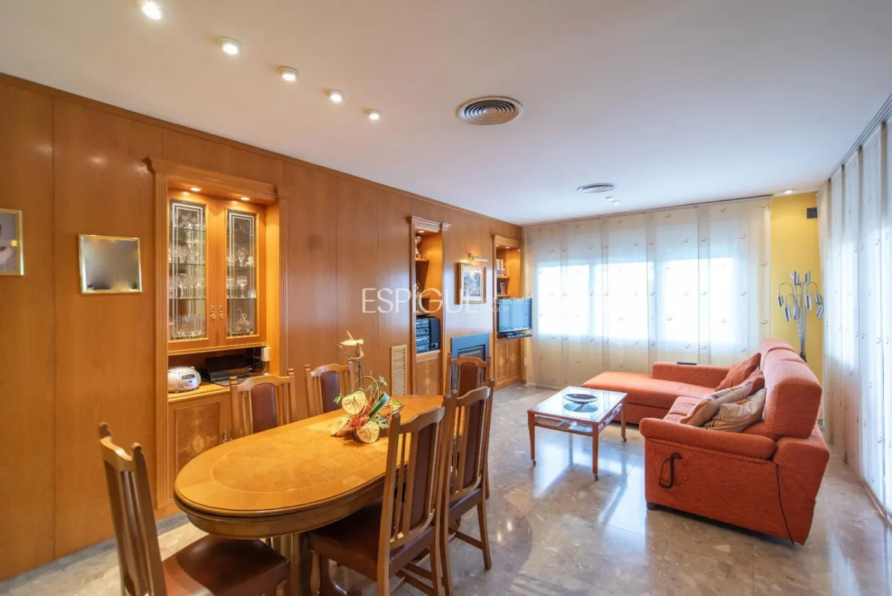 Casa de cuatro habitaciones, piscina y gran terreno en Montjuïc