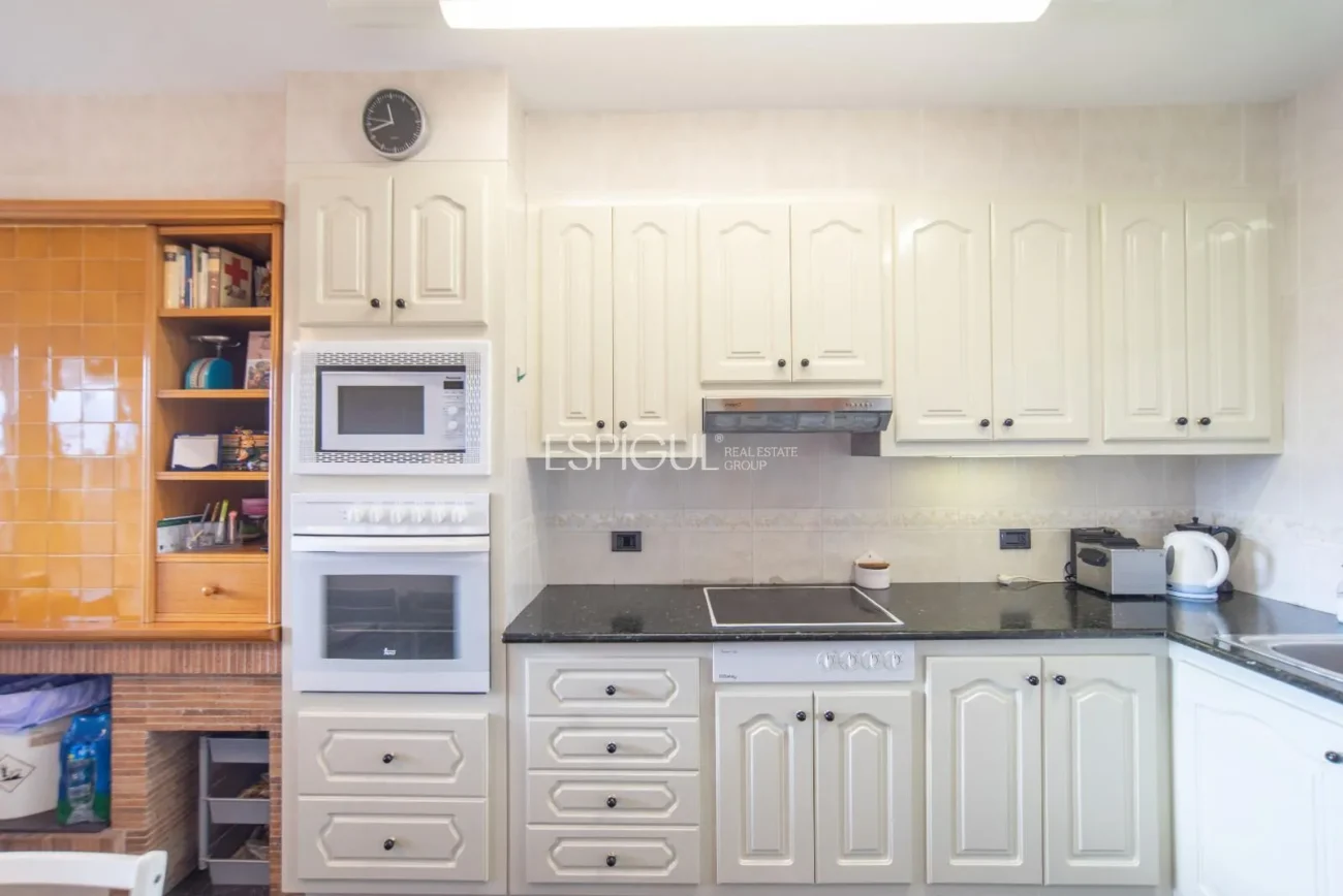 Casa de cuatro habitaciones, piscina y gran terreno en Montjuïc