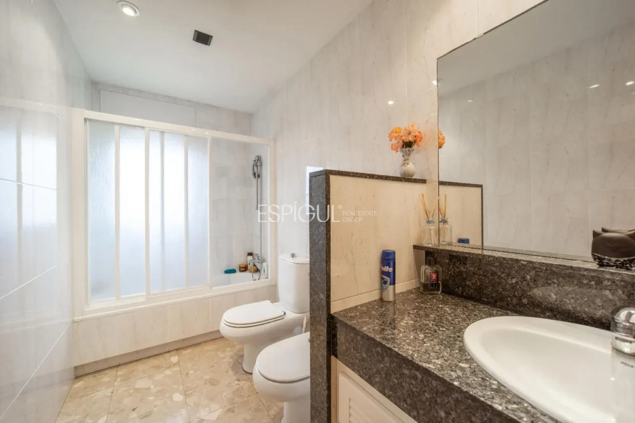 Casa de cuatro habitaciones, piscina y gran terreno en Montjuïc